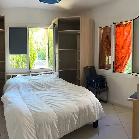 Проживание в семье Maison Les Louves *