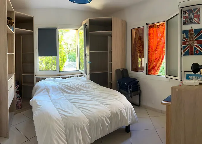 Проживание в семье Maison Les Louves *